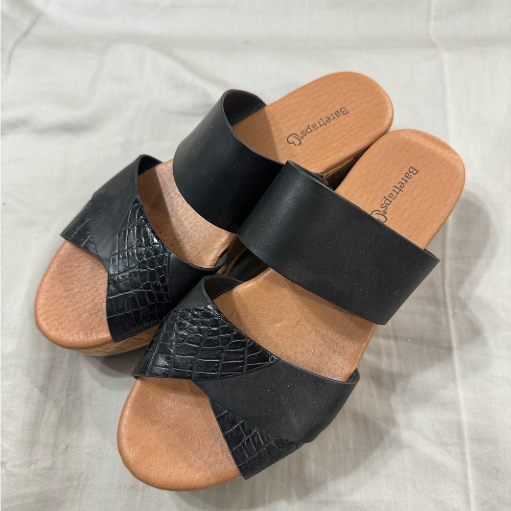 Like new Baretraps Whitlie sandals. Sz 8m. Super cute shoes! Barely worn!